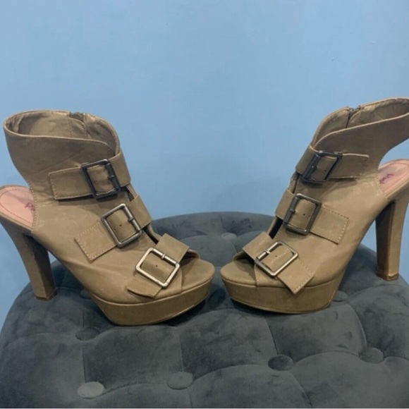 Pink & Pepper Platforms with chunky heels - Picture 2 of 7